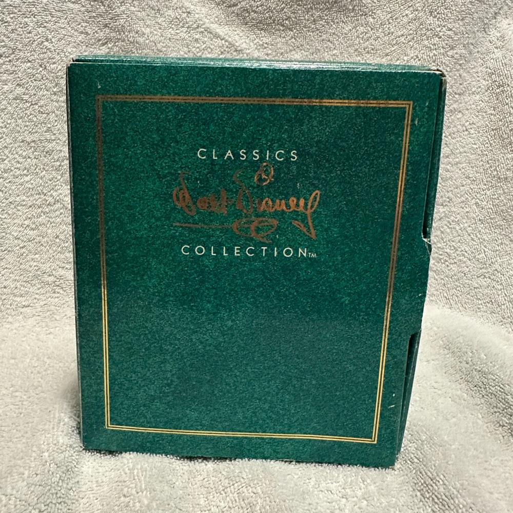Disney Collectors Society: Winnie the Pooh—“Time for Something Sweet” figurine - Picture 2 of 13